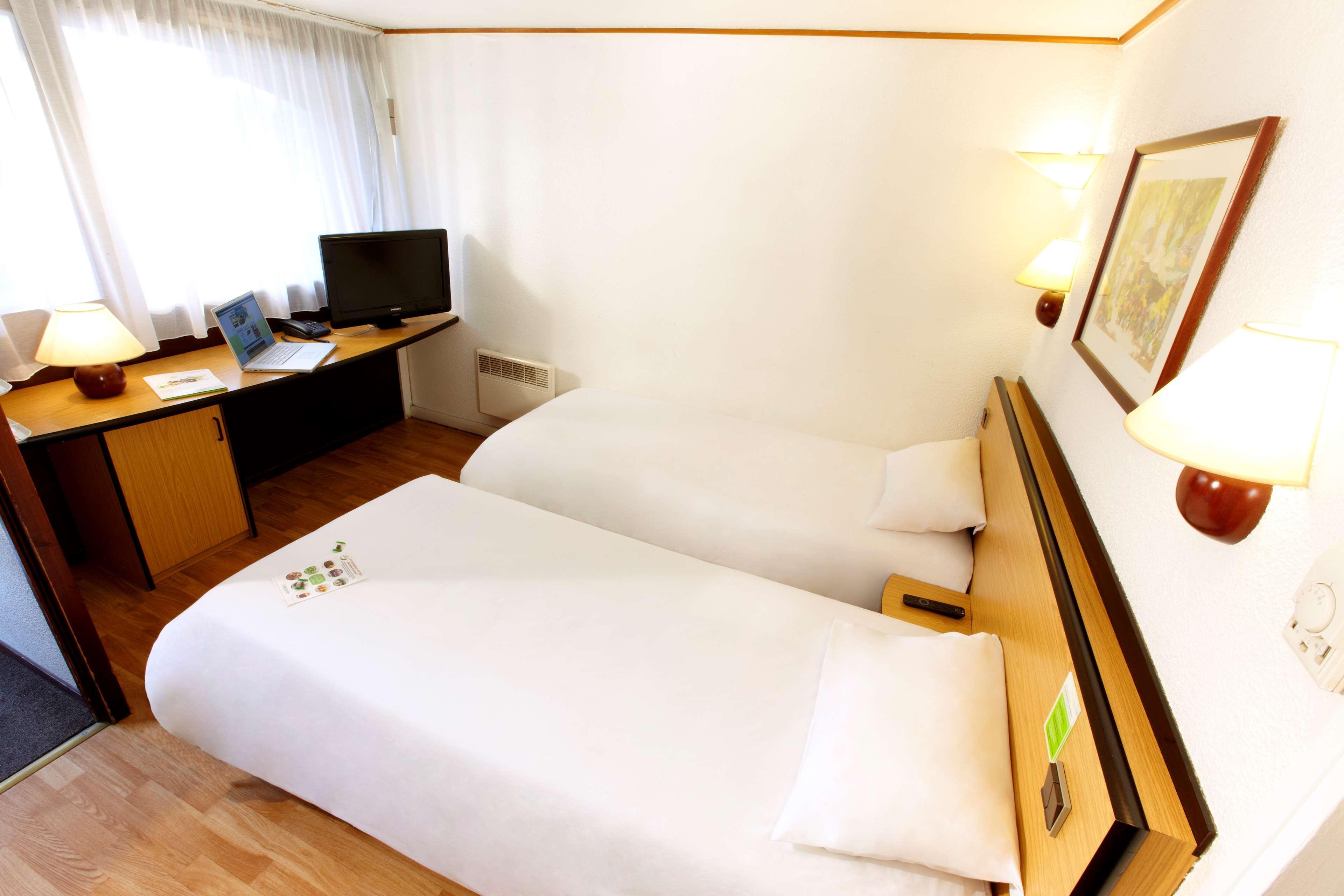 Hotel Campanile Cholet Exterior foto