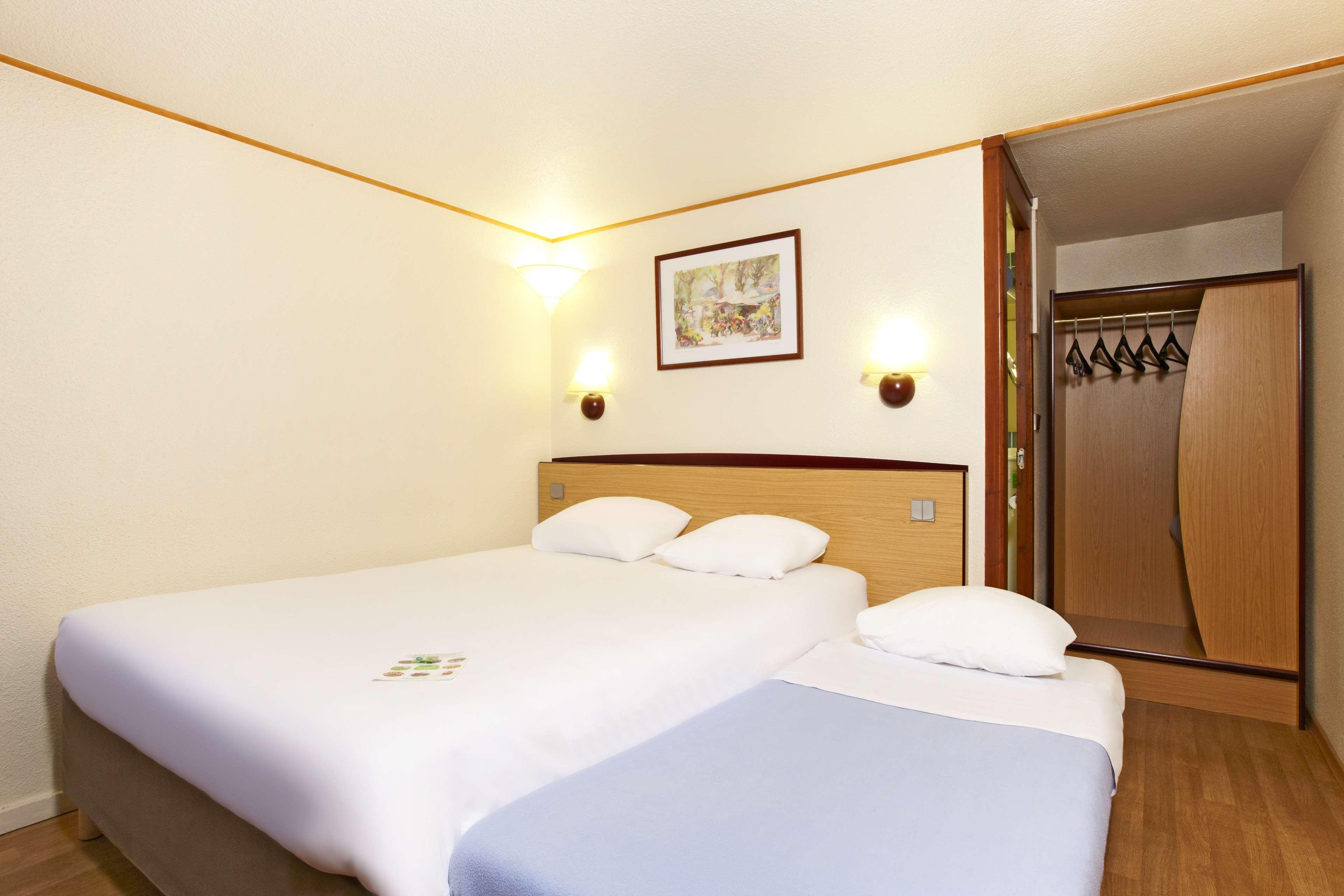 Hotel Campanile Cholet Exterior foto